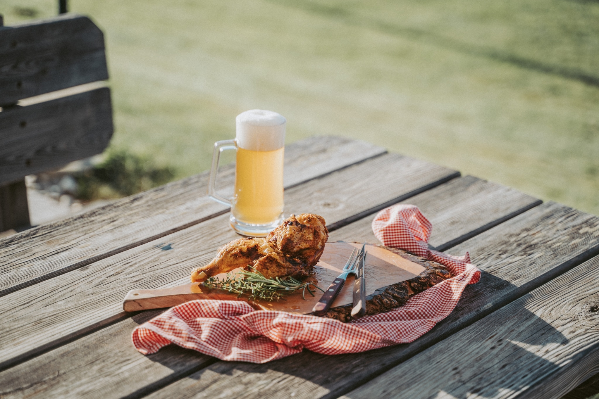 _DSC6952 Bratlhenderl mit einem kleinen Bier